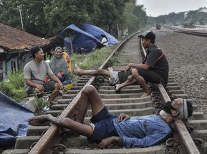 Korban Banjir Mengungsi di Rel KA hingga Jalan Raya Pantura