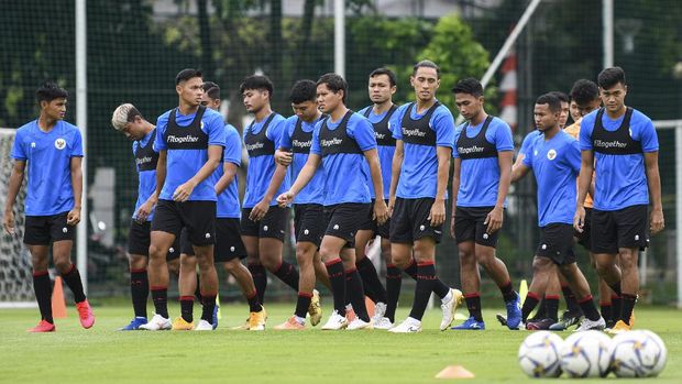 Pelatih Tim Nasional Indonesia Shin Tae-yong (kiri) memberikan instruksi pada Timnas U-22 saat latihan perdana di Lapangan D, Kompleks Gelora Bung Karno, Senayan, Jakarta, Rabu (10/2/2021). Latihan perdana Timnas U-22 diikuti 31 pemain yang dipersiapkan untuk ajang SEA Games 2021 di Vietnam. ANTARA FOTO/M Risyal Hidayat/rwa.