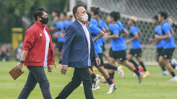 Pelatih Tim Nasional Indonesia Shin Tae-yong (kiri) memberikan instruksi pada Timnas U-22 saat latihan perdana di Lapangan D, Kompleks Gelora Bung Karno, Senayan, Jakarta, Rabu (10/2/2021). Latihan perdana Timnas U-22 diikuti 31 pemain yang dipersiapkan untuk ajang SEA Games 2021 di Vietnam. ANTARA FOTO/M Risyal Hidayat/rwa.