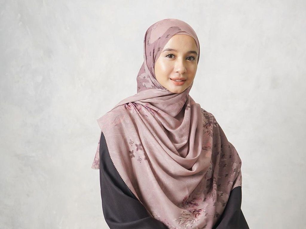 9 Gaya Hijab Syari Laudya Cynthia Bella Setelah Cerai dari Engku Emran