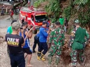 Tebing Setinggi 5 Meter Longsor Tutup Jalan Antar Kecamatan di Trenggalek Tebing Setinggi 5 Meter Longsor Tutup Jalan Antar Kecamatan di Trenggalek