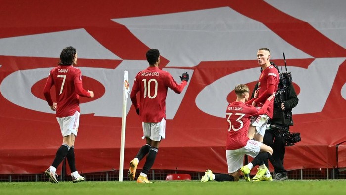 MANCHESTER, ENGLAND - FEBRUARY 09: Scott McTominay of Manchester United celebrates with teammates (L-R) Edinson Cavani, Marcus Rashford and Brandon Williams after scoring their teams first goal during The Emirates FA Cup Fifth Round match between Manchester United and West Ham United at Old Trafford on February 09, 2021 in Manchester, England. Sporting stadiums around the UK remain under strict restrictions due to the Coronavirus Pandemic as Government social distancing laws prohibit fans inside venues resulting in games being played behind closed doors. (Photo by Michael Regan/Getty Images)