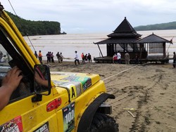 Masjid Apung Pacitan yang Hanyut ke Laut Berhasil Ditarik Menuju Pantai