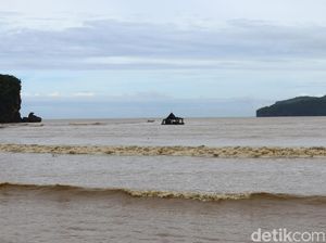 Masjid Apung di Pacitan Hanyut Terbawa Arus Sungai Hingga ke Laut