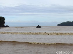 Masjid Apung di Pacitan Hanyut Terbawa Arus Sungai Hingga ke Laut