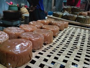 Melihat Pembuatan Kue Keranjang di Majalengka Menjelang Perayaan Imlek