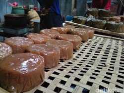 Melihat Pembuatan Kue Keranjang di Majalengka Menjelang Perayaan Imlek