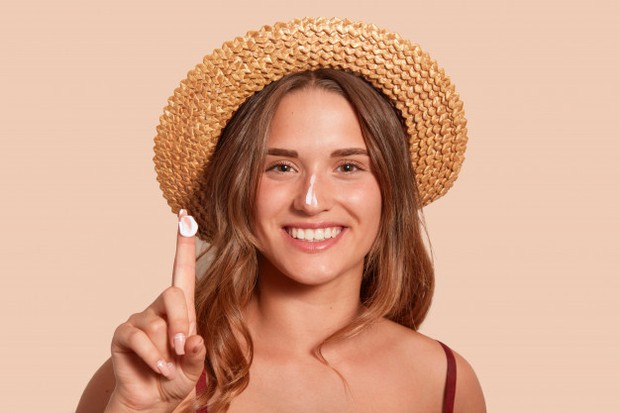 Menggunakan sunscreen walaupun didalam ruangan