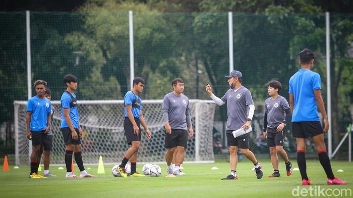 Mengintip Latihan Timnas Untuk Sea Games Vietnam Para pemain Timnas berlatih di Lapangan D Senayan, Jakarta, Rabu (10/2/2021).