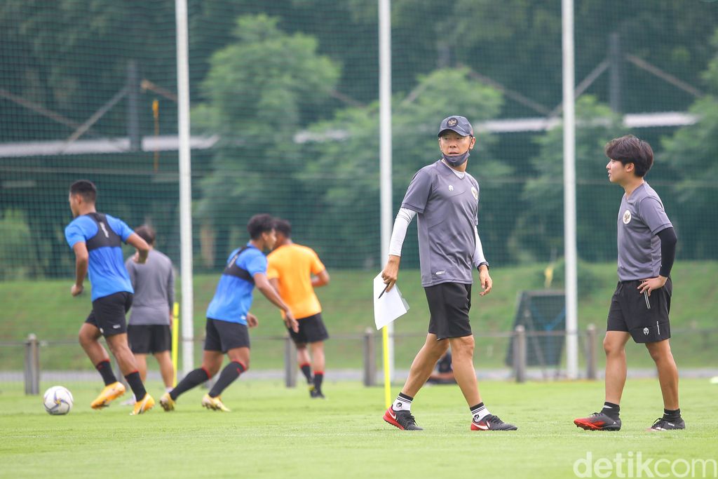 Para pemain Timnas berlatih di Lapangan D Senayan, Jakarta, Rabu (10/2/2021).