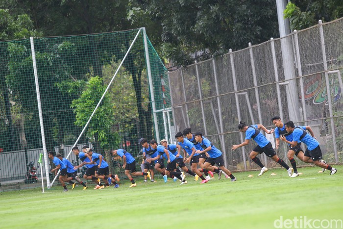 Para pemain Timnas berlatih di Lapangan D Senayan, Jakarta, Rabu (10/2/2021).