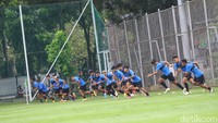 Sepakbola itukan 90 menit, kalau fisik menurun otomatis mental menurun. Mental menurun maka kosentrasi menurun dan akan mudah untuk membuat kesalahan. Jika mental dan fisik kalian bagus maka kemampuan kalian akan meningkat, tegas Shin Tae-yong (Grandyos Zafna/detikSport)