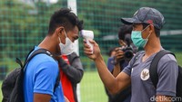 Para pemain Timnas mengecek suhu sebelum mulai berlatih di Lapangan D Senayan, Jakarta, Rabu (10/2/2021). 