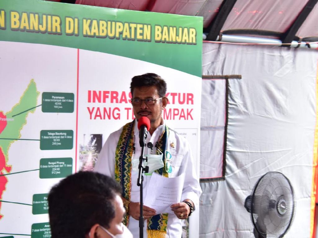 Mentan Salurkan Sembako Presiden-Benih Padi untuk Korban Banjir Kalsel Mentan Salurkan Sembako Presiden-Benih Padi untuk Korban Banjir Kalsel