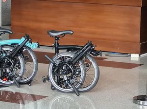 Operator Ihsan Yunus Serahkan 2 Brompton ke KPK Terkait Kasus Bansos Operator Ihsan Yunus Serahkan 2 Brompton ke KPK Terkait Kasus Bansos