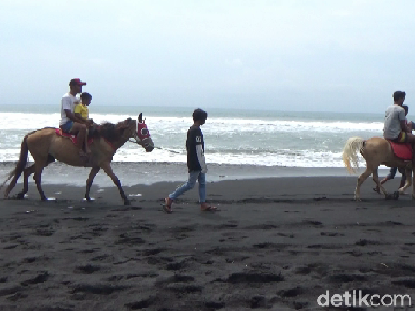Foto: Bukan Turis Berjemur, Pantai Ini Isinya Malah Orang Berkuda