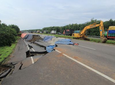 Jalan Ambles di Tol Cipali Mulai Diperbaiki