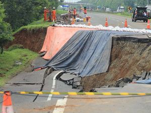 4 Fakta Tol Cipali Amblas dan Berdampak Parah 4 Fakta Tol Cipali Amblas dan Berdampak Parah