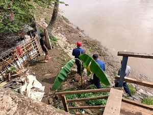 Ular Besar di Pintu Air Petamburan Belum Ditemukan, Petugas Jaga-jaga Ular Besar di Pintu Air Petamburan Belum Ditemukan, Petugas Jaga-jaga