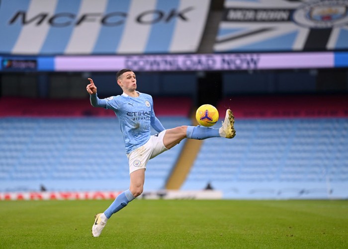 MANCHESTER, ENGLAND - JANUARY 30: Phil Foden of Manchester City controls the ball during the Premier League match between Manchester City and Sheffield United at Etihad Stadium on January 30, 2021 in Manchester, England. Sporting stadiums around the UK remain under strict restrictions due to the Coronavirus Pandemic as Government social distancing laws prohibit fans inside venues resulting in games being played behind closed doors. (Photo by Laurence Griffiths/Getty Images)