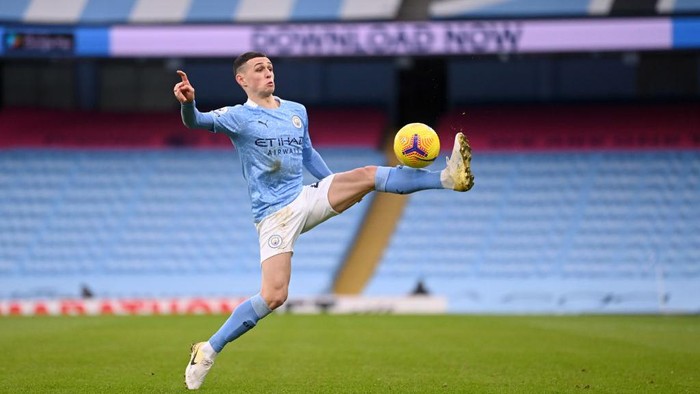 MANCHESTER, ENGLAND - JANUARY 30: Phil Foden of Manchester City controls the ball during the Premier League match between Manchester City and Sheffield United at Etihad Stadium on January 30, 2021 in Manchester, England. Sporting stadiums around the UK remain under strict restrictions due to the Coronavirus Pandemic as Government social distancing laws prohibit fans inside venues resulting in games being played behind closed doors. (Photo by Laurence Griffiths/Getty Images)