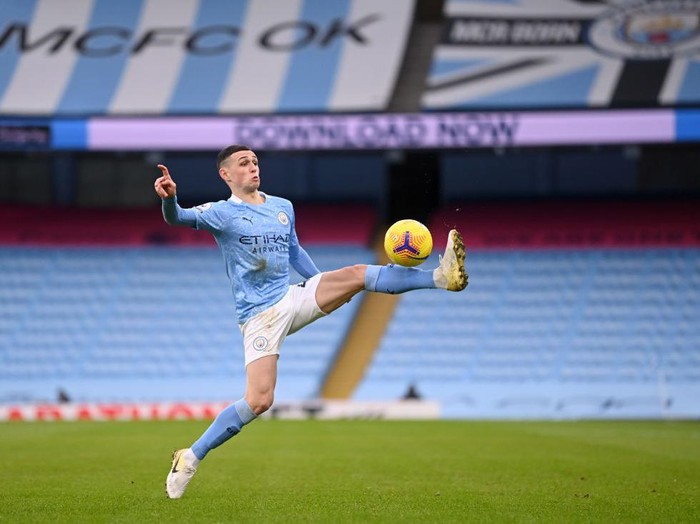 MANCHESTER, ENGLAND - JANUARY 30: Phil Foden of Manchester City controls the ball during the Premier League match between Manchester City and Sheffield United at Etihad Stadium on January 30, 2021 in Manchester, England. Sporting stadiums around the UK remain under strict restrictions due to the Coronavirus Pandemic as Government social distancing laws prohibit fans inside venues resulting in games being played behind closed doors. (Photo by Laurence Griffiths/Getty Images)
