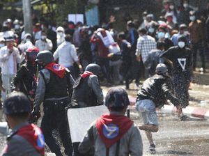 Panas! Polisi Myanmar Tembaki Demonstran di Mandalay, 2 Orang Tewas