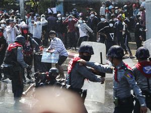 Myanmar Memanas, Pendukung Pro-Militer Bentrok dengan Warga