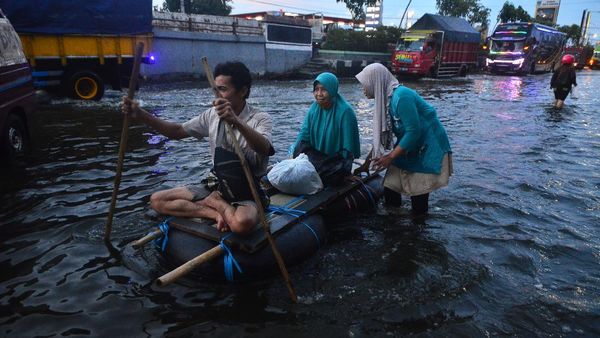 Potret Jalur Pantura yang Masih Terendam Banjir