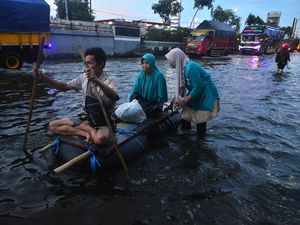Potret Jalur Pantura yang Masih Terendam Banjir