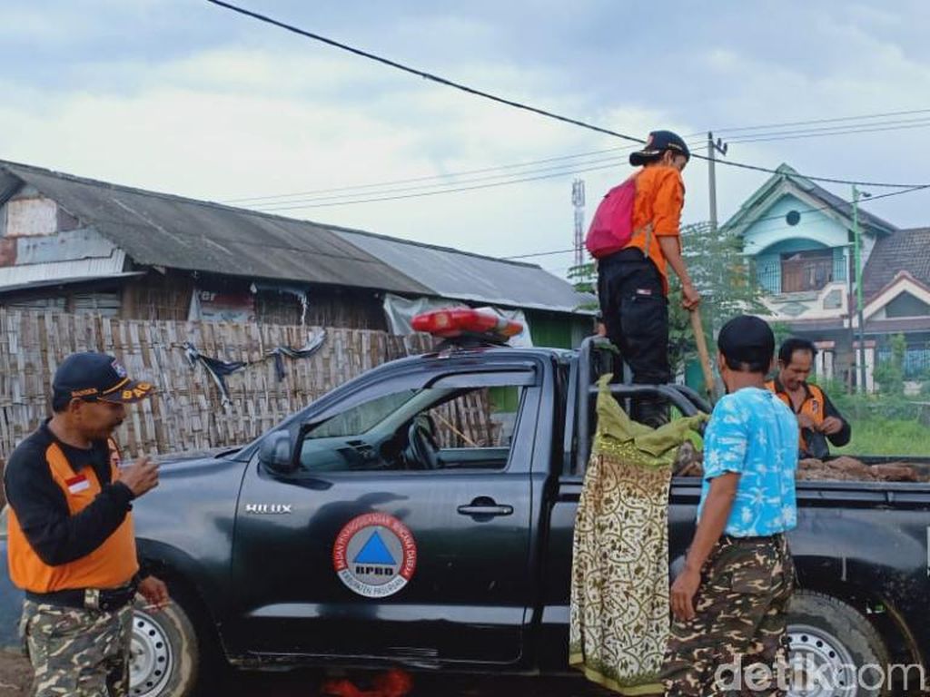 Sampah yang Diangkut Dampak Banjir di Pasuruan Sebanyak 28 Truk Angkut