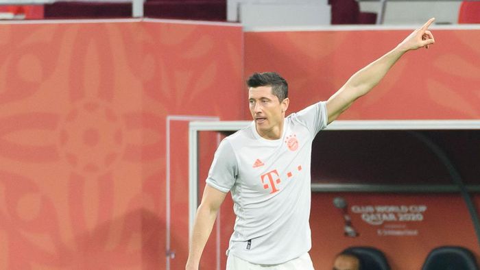 Robert Lewandowski DOHA, QATAR - FEBRUARY 08: Robert Lewandowski of Bayern Muenchen gestures during the semi-final match between Al Ahly SC and FC Bayern Muenchen at Ahmad Bin Ali Stadium on February 8, 2021 in Doha, Qatar. (Photo by Gaston Szermann/DeFodi Images via Getty Images)