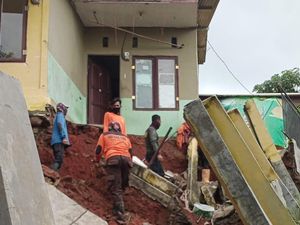 Rumah di Depok Longsor, Material Tanah Timpa Motor hingga Mobil
