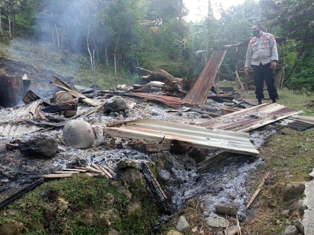 Diduga Dukun Santet, Pasutri Lansia di Bima Diamuk Massa-Rumah Dibakar Diduga Dukun Santet, Pasutri Lansia di Bima Diamuk Massa-Rumah Dibakar