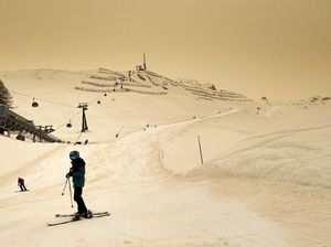 Saat Langit Eropa Berwarna Oranye Gegara Debu Sahara Saat Langit Eropa Berwarna Oranye Gegara Debu Sahara