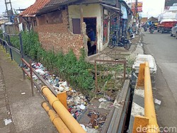 Duh, Sampah Kiriman Numpuk di Solokan Jalan Sayati-Kopo Bandung