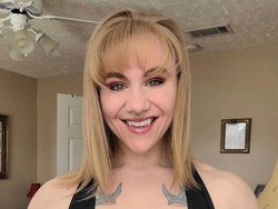 Binaraga Wanita Terobsesi Jadi Maleficent, Ubah Giginya Jadi Seperti Vampir