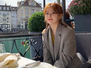 Gaya Keren Seulgi Red Velvet Saat Makan Kue dan Beli Sereal Gaya Keren Seulgi Red Velvet Saat Makan Kue dan Beli Sereal