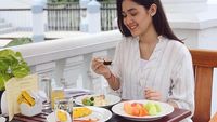Suka Makanan Sehat, Cut Syifa Doyan Banget Makan Salad