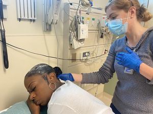 Viral Wanita Pakai Lem Semprot untuk Tata Rambut, Nasibnya Berakhir Miris Viral Wanita Pakai Lem Semprot untuk Tata Rambut, Nasibnya Berakhir Miris