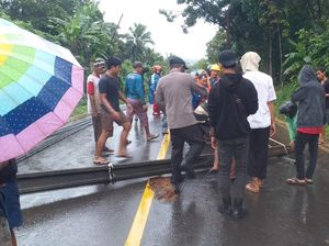 Hujan Deras, Dua Tiang Listrik di Cigeulis Pandeglang Roboh