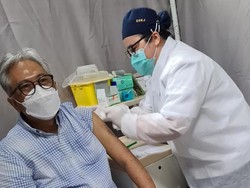 Vaksin Corona untuk Lansia, Ibarat Jas Hujan di Kala Hujan Lebat