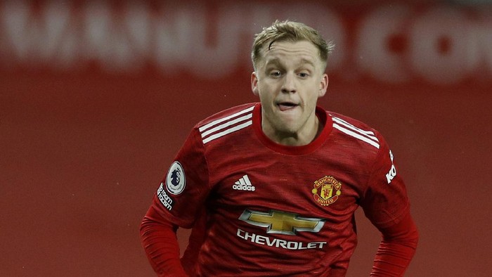 MANCHESTER, ENGLAND - FEBRUARY 02: Donny van de Beek of Manchester United runs with the ball  during the Premier League match between Manchester United and Southampton at Old Trafford on February 02, 2021 in Manchester, England. Sporting stadiums around the UK remain under strict restrictions due to the Coronavirus Pandemic as Government social distancing laws prohibit fans inside venues resulting in games being played behind closed doors. (Photo by Phil Noble - Pool/Getty Images)