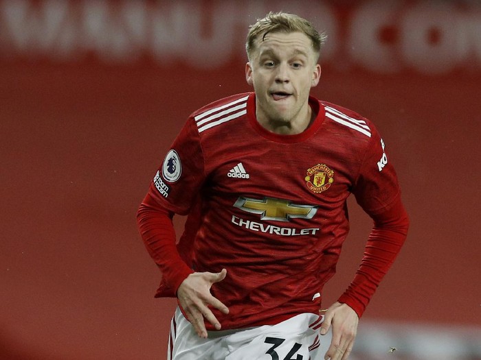 MANCHESTER, ENGLAND - FEBRUARY 02: Donny van de Beek of Manchester United runs with the ball  during the Premier League match between Manchester United and Southampton at Old Trafford on February 02, 2021 in Manchester, England. Sporting stadiums around the UK remain under strict restrictions due to the Coronavirus Pandemic as Government social distancing laws prohibit fans inside venues resulting in games being played behind closed doors. (Photo by Phil Noble - Pool/Getty Images)
