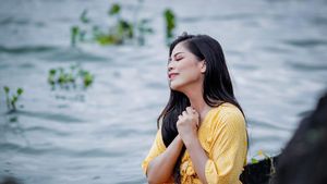 Aksi Pedangdut Cantik Vebrie Verona Saat Buat Kue di Rumah