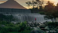 Pesona Air Terjun Berlatar Gunung Merapi, Hidden Gem di Magelang
