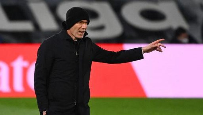 Real Madrids French coach Zinedine Zidane gestures during the Spanish league football match between Real Madrid CF and Getafe CF at the Alfredo di Stefano stadium in Valdebebas, on the outskirts of Madrid on February 9, 2021. (Photo by GABRIEL BOUYS / AFP)