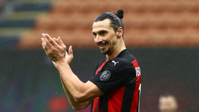 MILAN, ITALY - FEBRUARY 07: Zlatan Ibrahimovic of AC Milan applauds during the Serie A match between AC Milan and FC Crotone at Stadio Giuseppe Meazza on February 07, 2021 in Milan, Italy. Sporting stadiums around Italy remain under strict restrictions due to the Coronavirus Pandemic as Government social distancing laws prohibit fans inside venues resulting in games being played behind closed doors. (Photo by Marco Luzzani/Getty Images)
