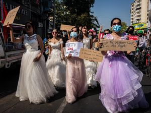 Puluhan Wanita Bergaun Pengantin Ikut Protes Kudeta Myanmar