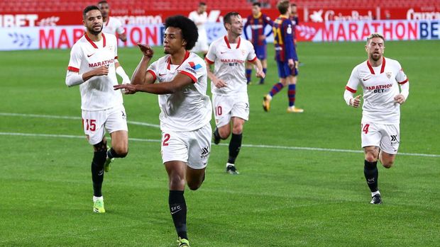 SEVILLE, SPAIN - FEBRUARY 10: Jules Kounde of Sevilla celebrates after scoring their side's first goal during the Copa del Rey Semi Final First Leg match between Sevilla and FC Barcelona at Estadio Ramon Sanchez Pizjuan on February 10, 2021 in Seville, Spain. Sporting stadiums around Spain remain under strict restrictions due to the Coronavirus Pandemic as Government social distancing laws prohibit fans inside venues resulting in games being played behind closed doors. (Photo by Fran Santiago/Getty Images)